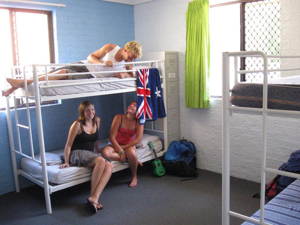 Aussitel Backpackers Pansiyon Coffs Harbour Oda fotoğraf